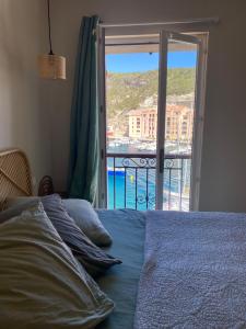 ボニファシオにあるAppartement vue sur le port - Chez Carluの海の見えるベッドのある寝室
