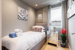 Ένα ή περισσότερα κρεβάτια σε δωμάτιο στο Harbours Edge - Front-Line Harbour Views +28 φωτογραφίες