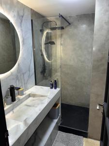 ein Badezimmer mit Dusche und Waschbecken in der Unterkunft MY LOCANA - Appartement Gueliz Jaccuzi in Marrakesch