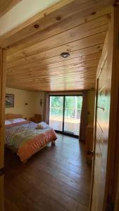 a bedroom with a bed and a large window at Oasis Blue Oxapampa in Palmira