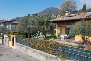 a house with a fence in front of it at Villa Emma in Toscolano Maderno