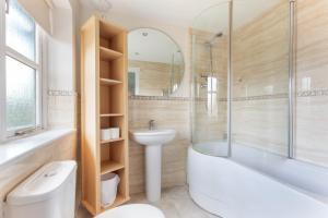 Ένα μπάνιο στο Alnside Lodge near Alnmouth with hot tub +25 φωτογραφίες