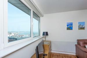een woonkamer met een groot raam en een bank bij Peregrine - Poole Quay Location with Partial Harbour Views in Poole +17 foto's