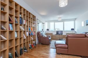 een woonkamer met een grote boekenplank met boeken bij Peregrine - Poole Quay Location with Partial Harbour Views in Poole