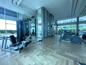 ein Fitnessstudio mit Cardiogeräten in einem Gebäude in der Unterkunft Urban Chic Studio at Amor Apartment in Pakuwon City Mall, East Surabaya by Le Ciel Hospitality in Surabaya