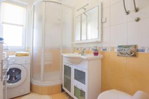 Kúpeľňa v ubytovaní Spacious apartment on a great location -Apartment Kuhta + 17 fotografií