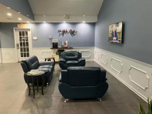 une salle d'attente avec des chaises et un salon de coiffure dans l'établissement Baymont by Wyndham Warner Robins, à Warner Robins