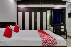 Katil atau katil-katil dalam bilik di Hotel O SESHADRI HOMESTAY