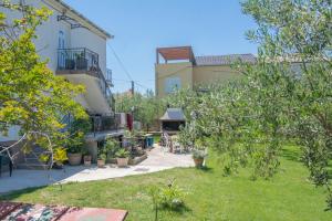 Vonkajšia záhrada v ubytovaní Apartment Nia - dream vacation in Biograd