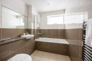 Ένα μπάνιο στο Azure Views - Central Town Location, Minutes from Poole Quay