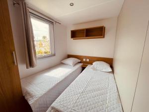Postel nebo postele na pokoji v ubytování Mobil Home Bouginvilliers 5