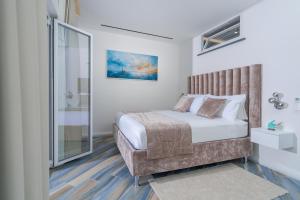 Giường trong phòng chung tại Sea View Luxury Apartments +30 ảnh
