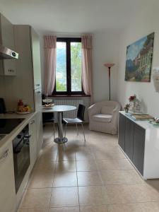 Η κουζίνα ή μικρή κουζίνα στο Peonia Apartment - appartamento vista lago