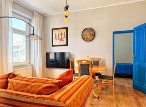 a living room with a couch and a table at Komfort-Apartment Wuppertal mit 3 SZ & gemütliches Wohnzimmer in Wuppertal
