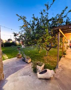a garden with an orange tree and a house at Dear Mary, B&B romantico vicino Lecce nel cuore del Salento in San Cesario di Lecce