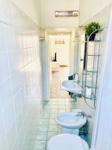 La salle de bains est pourvue de 2 lavabos et de 2 toilettes. dans l'établissement 50mt from sea Villetta White 2 bedr outdoor, à Marina di Pietrasanta 10 autres photos
