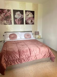 Ένα ή περισσότερα κρεβάτια σε δωμάτιο στο Peonia Apartment - appartamento vista lago
