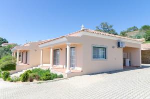 a house with a driveway in front of it at Casa dos Almargens - Moradia 3 quartos com piscina in São Brás de Alportel