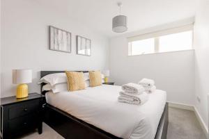 Katil atau katil-katil dalam bilik di Honeybee - 9th Floor Apartment with Balcony Views