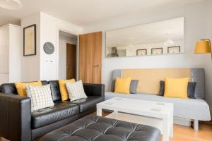 Ruang duduk di Honeybee - 9th Floor Apartment with Balcony Views +27 gambar