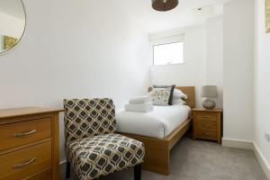 Katil atau katil-katil dalam bilik di Honeybee - 9th Floor Apartment with Balcony Views