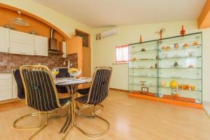 Kuchyň nebo kuchyňský kout v ubytování Apartman Lucija