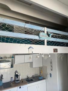 Kuchyňa alebo kuchynka v ubytovaní maison climatisée à 500m de la plage dans résidence