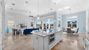 Kuchyň nebo kuchyňský kout v ubytování Seaside Villa Aqua