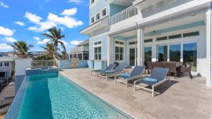 Bazén v ubytování Seaside Villa Aqua nebo v jeho okolí