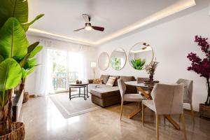 Posedenie v ubytovaní COZY APARTMENT BETWEEN THE PORT AND THE BEACH LA RADA