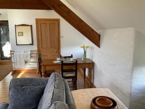 O zonă de relaxare la The Loft barn apartment - Pen y Graig Church Bay sea views near beach No Pets