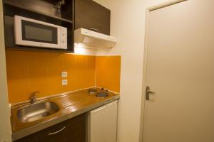 Kuchyň nebo kuchyňský kout v ubytování ApartHotel Sainte-Marthe + 27 fotografií