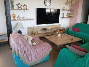 Ruang duduk di Sol Apartment