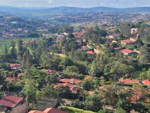Wintana Apartments Kigali في كيغالي: اطلالة جوية على مدينة فيها بيوت واشجار