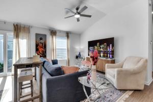 Χώρος καθιστικού στο New 2-2 Patio Villa with Golf Cart