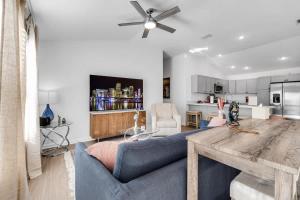 Η κουζίνα ή μικρή κουζίνα στο New 2-2 Patio Villa with Golf Cart