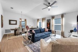 Χώρος καθιστικού στο New 2-2 Patio Villa with Golf Cart +35 φωτογραφίες