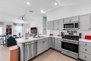 Η κουζίνα ή μικρή κουζίνα στο New 2-2 Patio Villa with Golf Cart