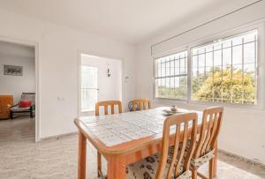 ein Esszimmer mit Tisch und Stühlen in der Unterkunft Casa Teresa Deltebre in Deltebre