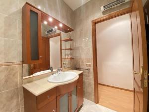 TH61 Apartamento vacacional Plaza de la Font في تاراغونا: حمام مزود بحوض ومِرآة +22 صورة
