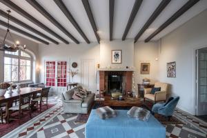 Χώρος καθιστικού στο La croix des Rameaux- charming house near Lyon