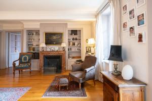 Χώρος καθιστικού στο La croix des Rameaux- charming house near Lyon
