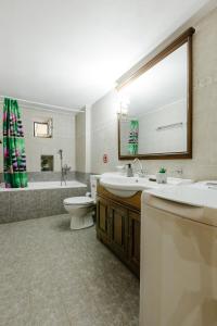 Koupelna v ubytování Traditional 3BR Family Home in Pyrgi Village