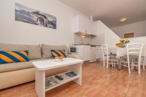 Kuchyň nebo kuchyňský kout v ubytování Apartments JoviZe