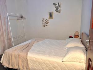 a bedroom with a bed with a white comforter at Refúgio em Lumiar com Piscina, Churrasqueira e Natureza ao Redor in Nova Friburgo