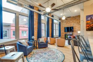 ein Wohnzimmer mit Stühlen und einem Teppich in der Unterkunft The Majestic Lofts in Nashville