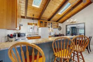 cocina con 3 sillas y encimera en Wild West Wonder, en Pinetop-Lakeside
