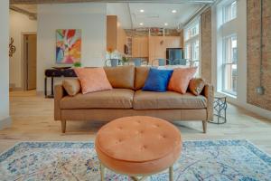 ein Wohnzimmer mit einem braunen Sofa und einem Tisch in der Unterkunft The Majestic Lofts in Nashville + 167 Fotos
