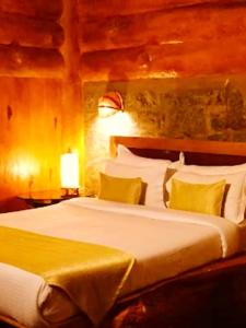 NongpohBamaeri Royal Resort的一间卧室，有两张床，配有黄色枕头