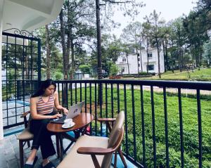 Balkón nebo terasa v ubytování Romeo & Juliet's Hồ Tuyền Lâm Dalat